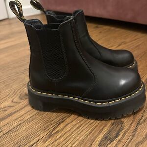 New Doc Martens - 2976 smooth leather platform Chelsea boots